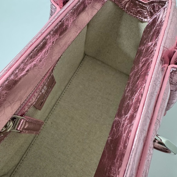 Givenchy Antigona Lock Bag in Laminated Leather Pink - Picture 4 of 7